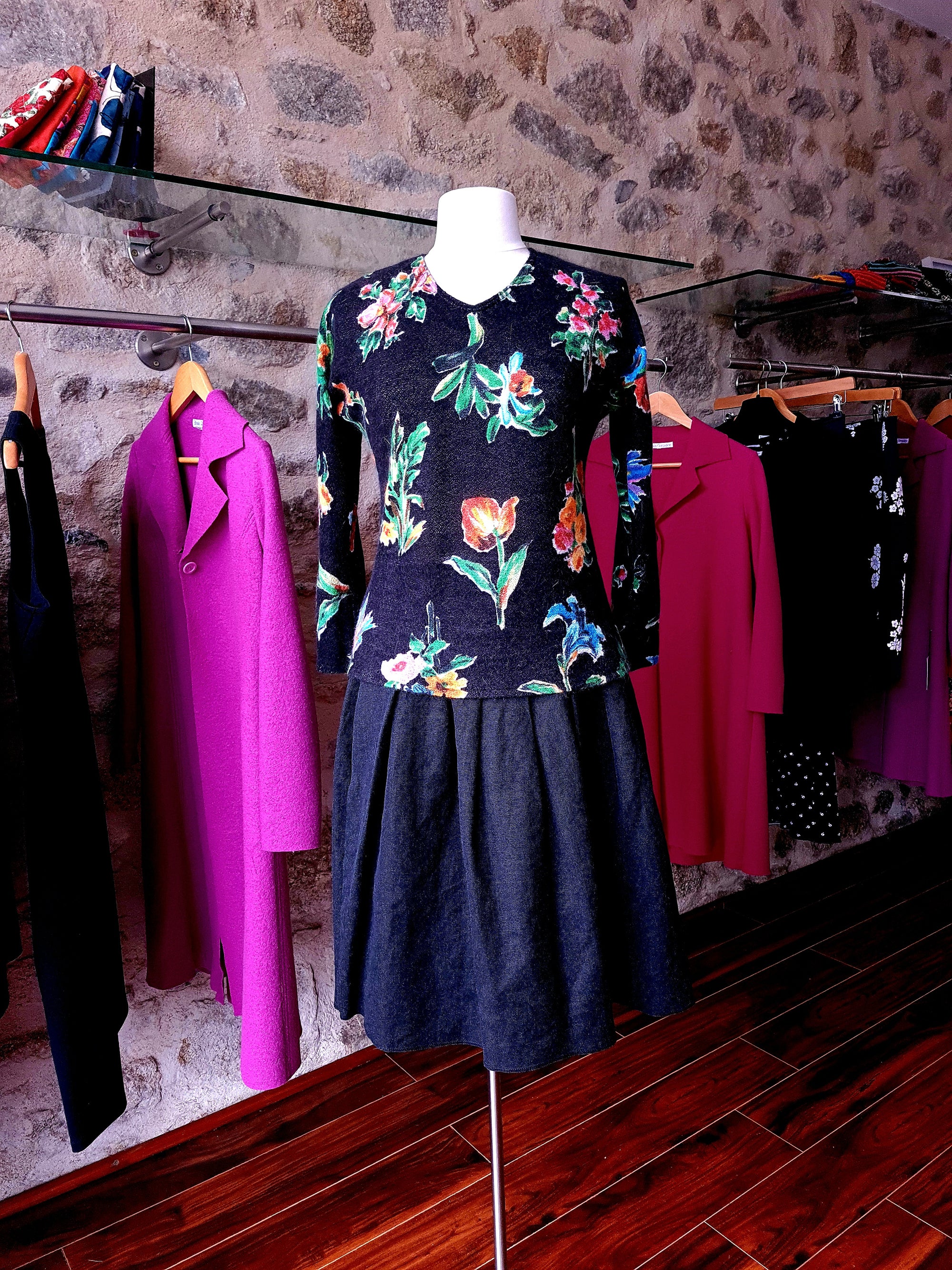 Cosaigh black floral print women wool top with V-neck and dolman sleeves, made from soft 100% wool jersey.