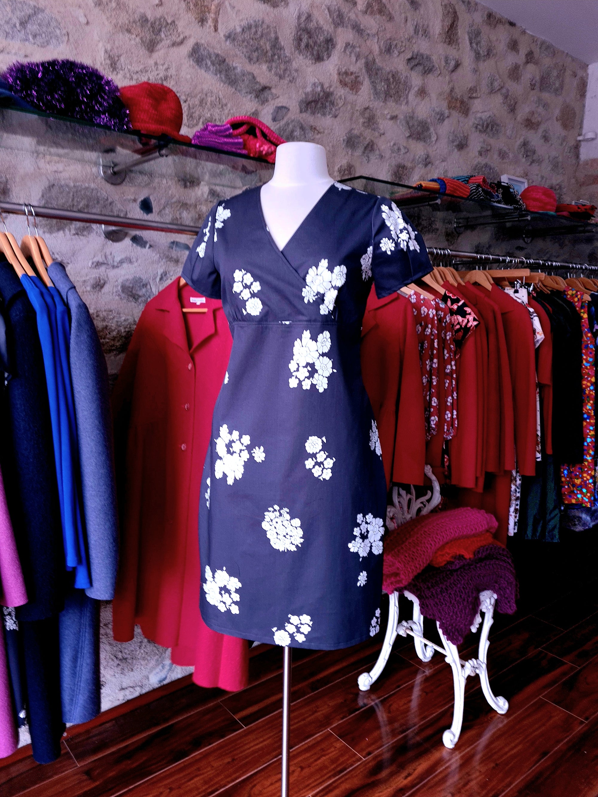 Saoirse -  semifitted dress with crossover bodice, cotton and lycra, floral pattern 